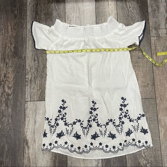 E&M Blue and White Off Shoulder Blouse Embroidered Detail on Bottom Hem Medium - Picture 9 of 10